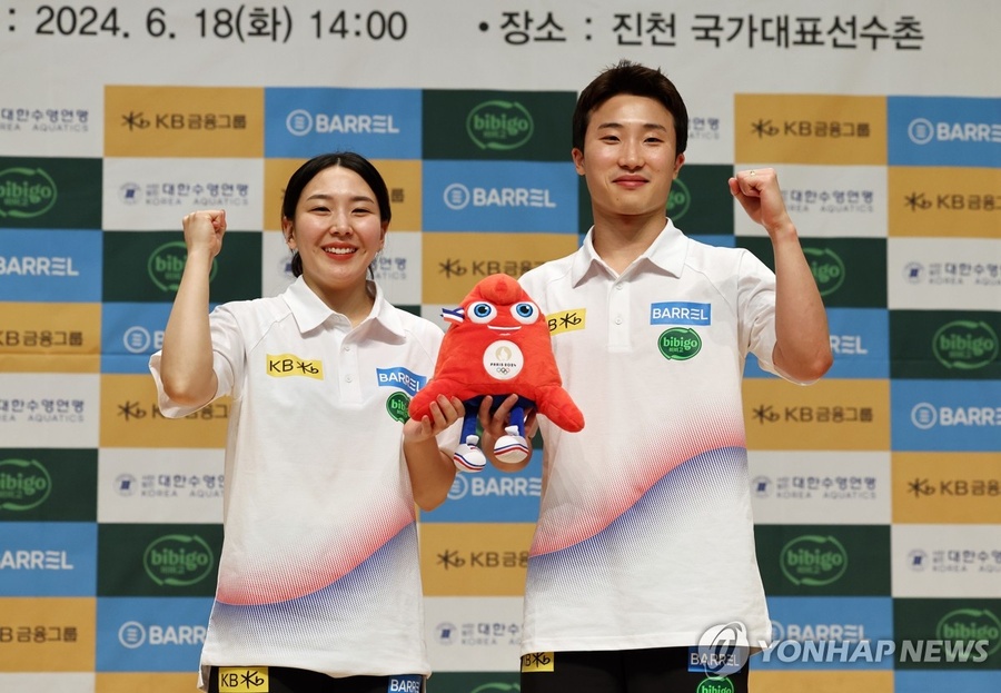 Kim Su-ji (left) and Woo Haram at the media day. (Yonhap)