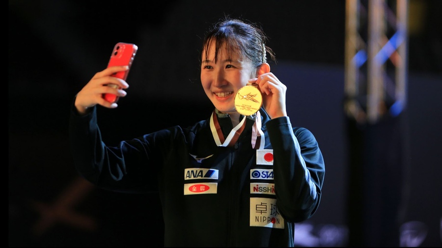 Japan's Hina Hayata takes a selfie after winning the women's singles title at the 2021 Asian Table Tennis Championships in Doha, Qatar. © ITTF.com