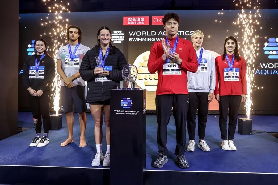 (from left): Siobhan Haughey, Thomas Ceccon, Kaylee McKeown, Qin Haiyang, Matthew Sates and Zhang Yufei at the overall awards ceremony at the World Aquatics Swimming World Cup 2023 in Budapest, Hungary (David Balogh/Getty Images)