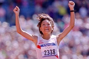 Sydney Olympic marathon champ Takahashi donates golden bib