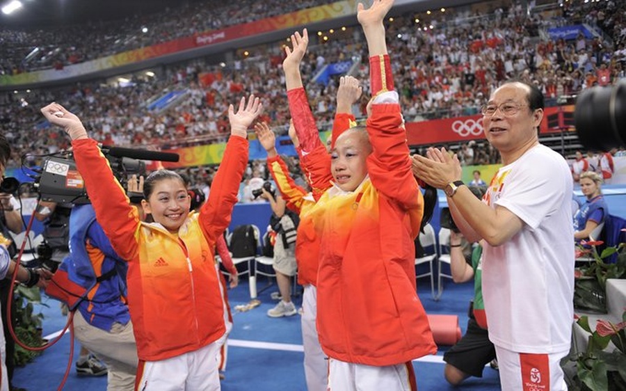 Coach Lu Shanzhen is pictured with his team. © FIG