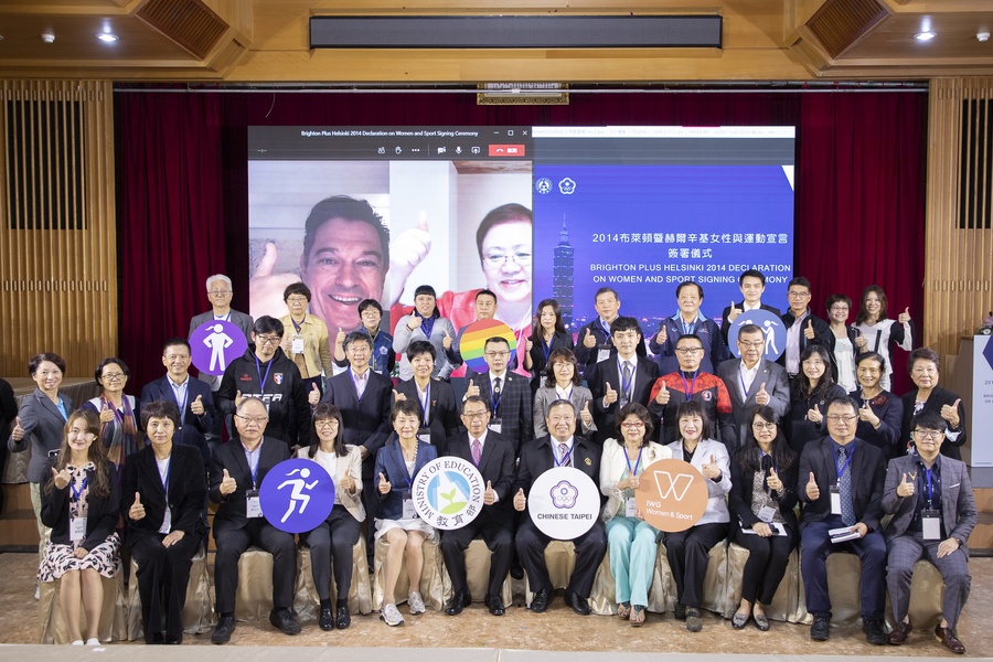 Group photo of all the participants in the signing ceremony.