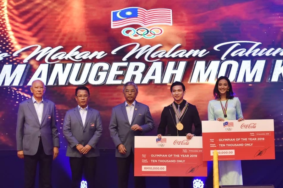 (from left) Tan Sri Dato’ Seri Mohamad Noor Abdul Rahim, Dato’ Sri Mohamad Norza Zakaria, His Majesty the King, Loh Choon How and Farah Ann Abdul Hadi.