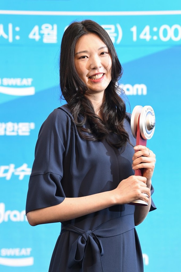 Na Gyeong-bok and Yang Hyo-jin pose with their MVP trophies. © Korean Volleyball Federation/Yonhap