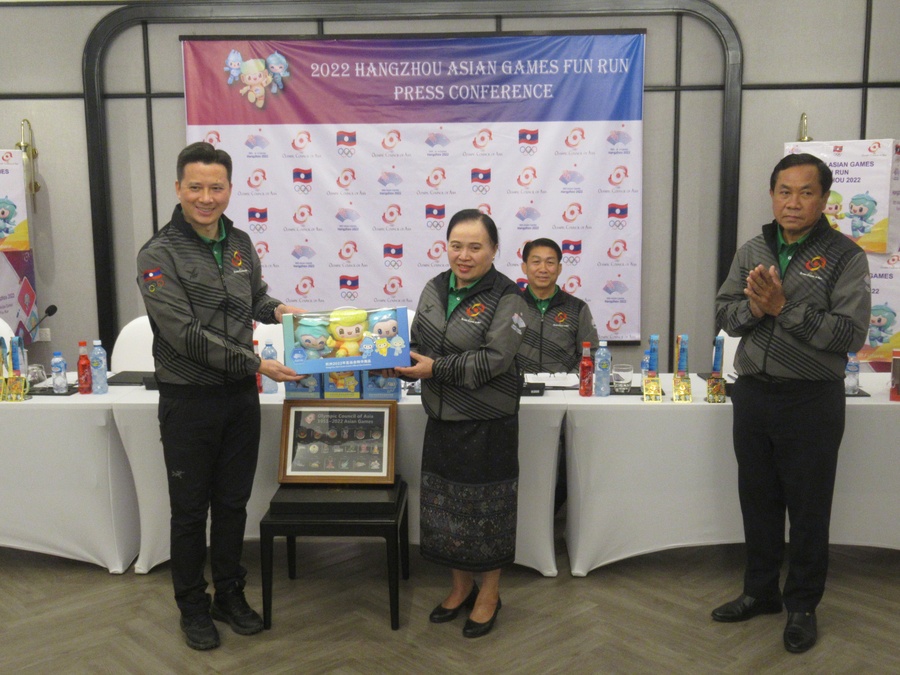 Du Zuofeng with Her Excellency Madame Khanthaly Siliphongphanh, Deputy Minister of Education and Sports, Vice President, NOC Laos.