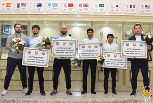Uzbekistan NOC President gives cash awards to wrestlers