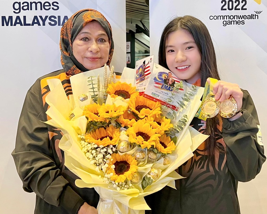 Dato’ Paduka Mumtaz Jaffar greets double gold medallist Ng Joe Ee. © Fong Wan Hor/OCM