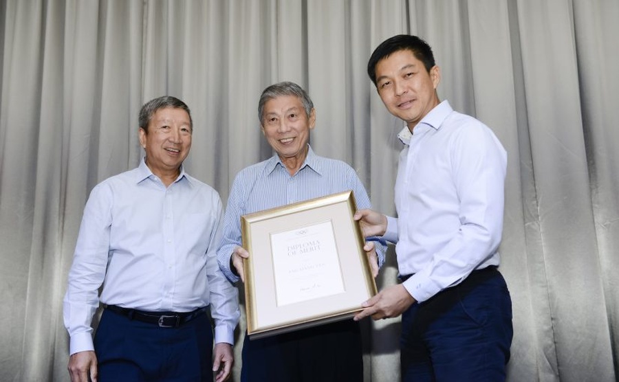 Dr Tan Eng Liang (centre) receives a Diploma of Merit from the IOC from IOC Member Ng Ser Miang (left) and SNOC President Mr Tan Chuan-Jin (right) for his contribution to sports in 2017.