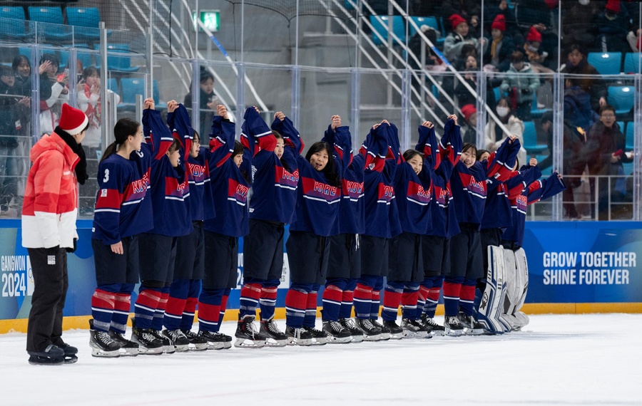 Korea (in blue) take on Hungary in the women’s 3-on-3 ice hockey final on Thursday. (Photo: OIS/IOC)