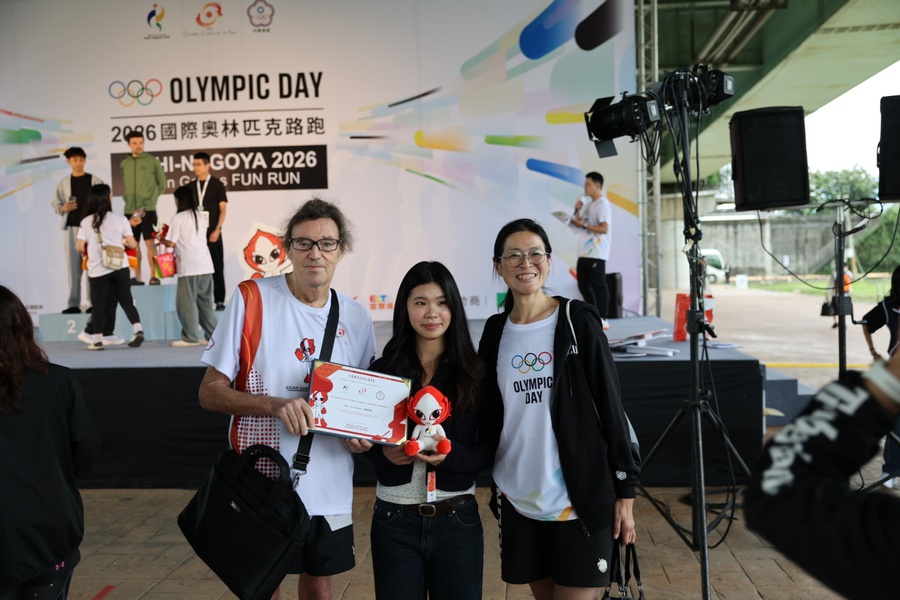 Melody Wu receives her Youth Reporter Programme certificate.