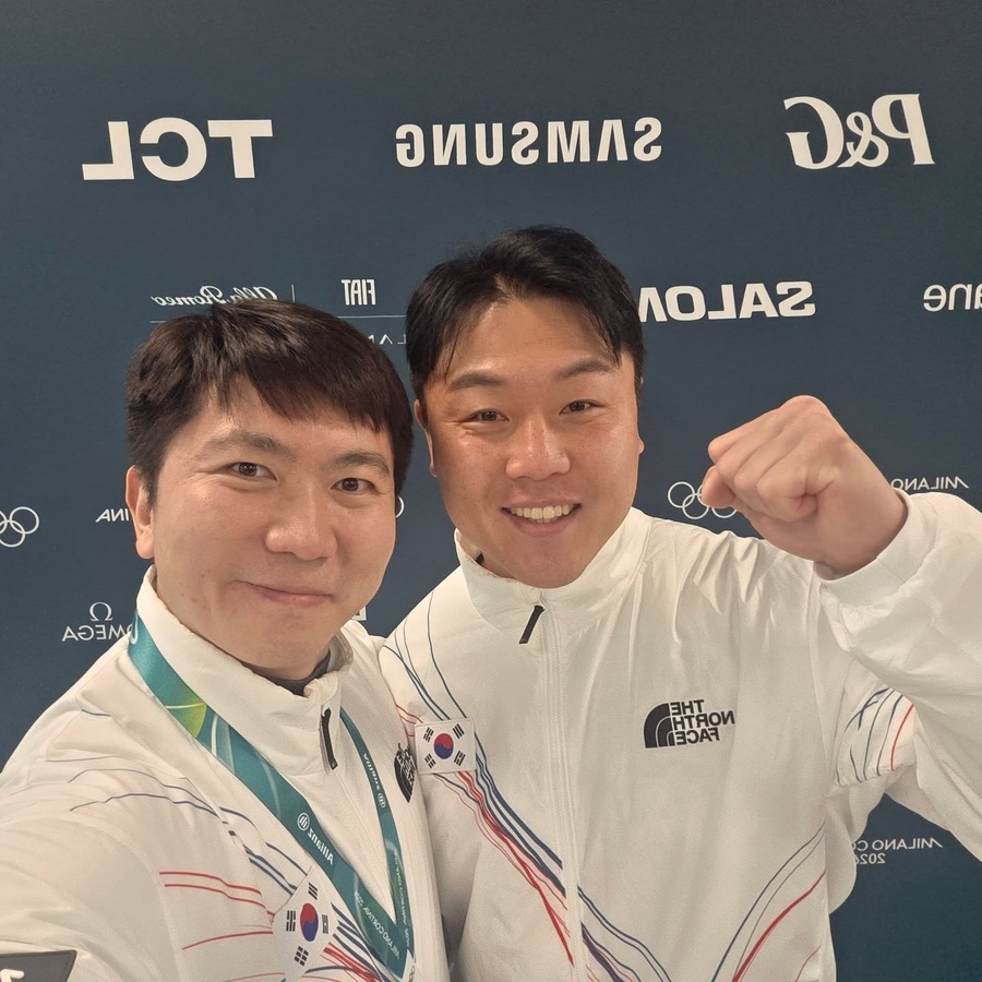 KSOC President Ryu Seung-min (left) congratulates Won on his election to the IOC AC in Milan. (Photo: Ryu Seung-min Facebook)