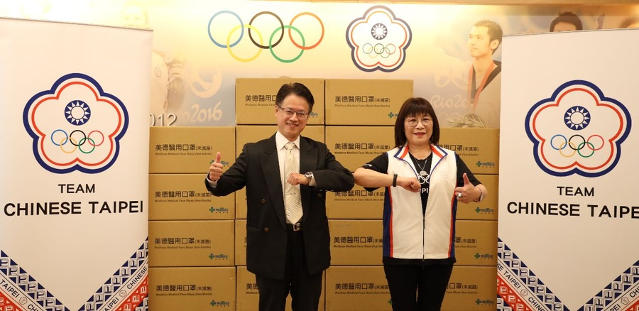 Ms. Frances LEE, Secretary General of CTOC (right) and Mr. Jyun-Da Fan (left) attended the donation ceremony.
