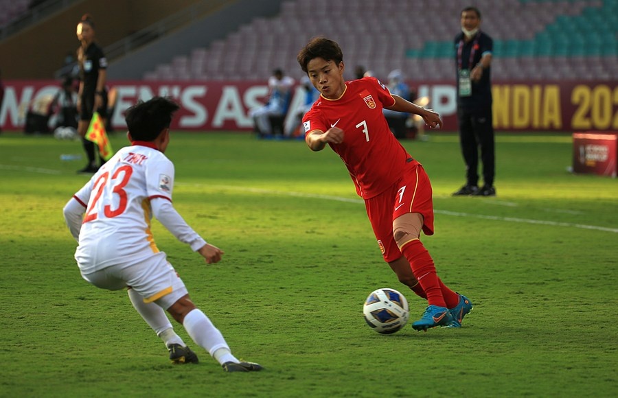 Wang Shuang takes on the Vietnam defence in the 2022 AFC Women's Asian Cup quarterfinal in Mumbai, India, on January 30, 2022. © Xinhua/Javed Dar