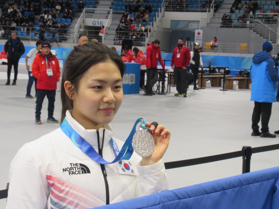 Jung Huidan shows off her silver medal from the women's 500m speed skating.