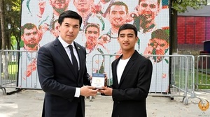 Uzbek NOC Secretary General visits eye-catching mural of Olympic heroes