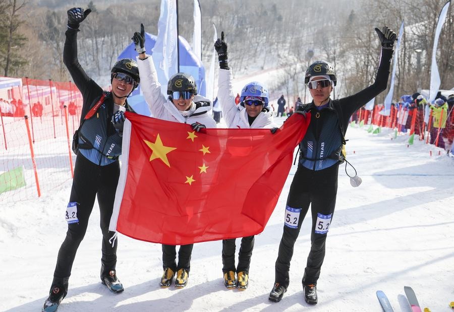Cidan Yuzhen (second from right) poses for photos at the 9th Asian Winter Games in Yabuli. (Photo: Xinhua/Yang Qing)