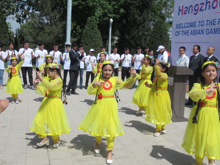 Children perform a cultural dance before the start of proceedings. © OCA