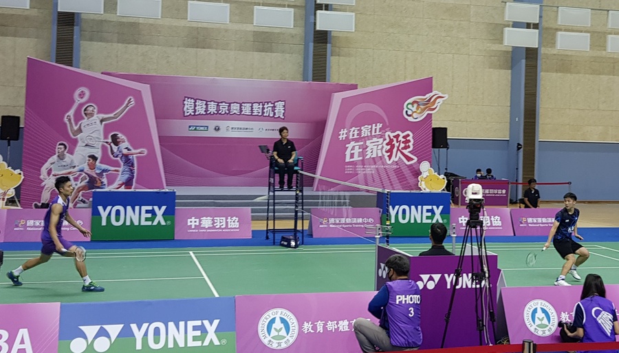 Chou (left) v.s. Chen (right).