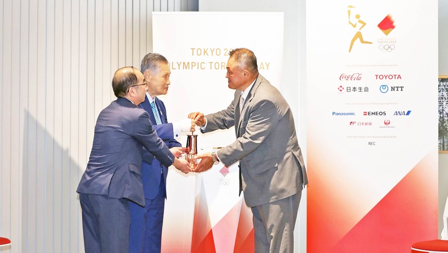 JOC President Yasuhiro Yamashita (right) at the Japan Olympic Museum. © Tokyo 2020