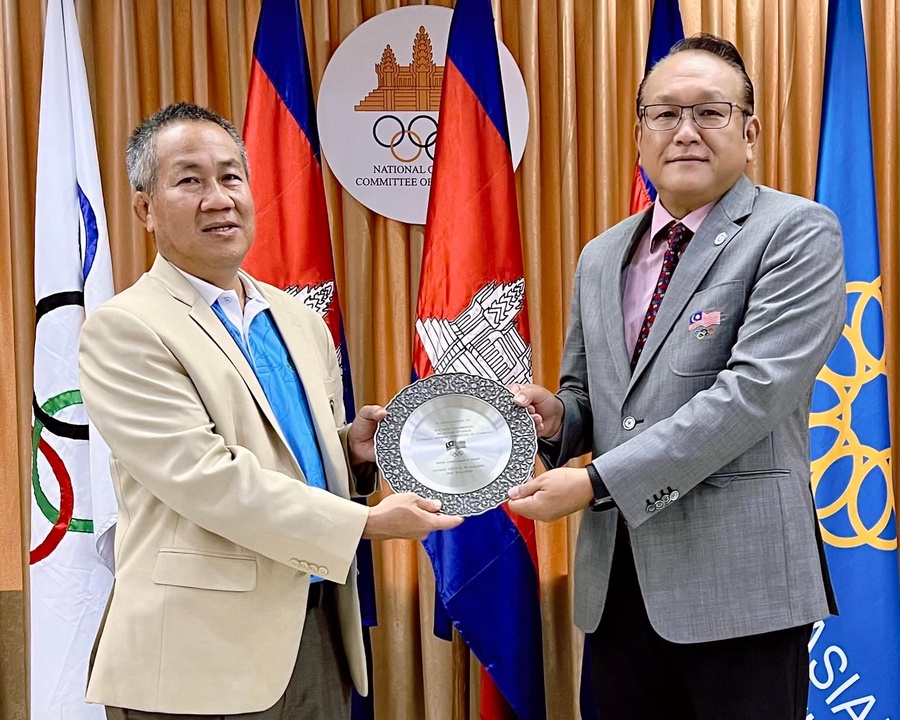 Dato’ Chong Kim Fatt (right) presenting a souvenir to H.E. Vath Chamroeun. © Fong Wan Hor, OCM