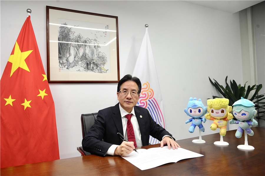 Chen Weiqiang, Vice Mayor of Hangzhou and Deputy Secretary General of HAGOC, signs the MOU.