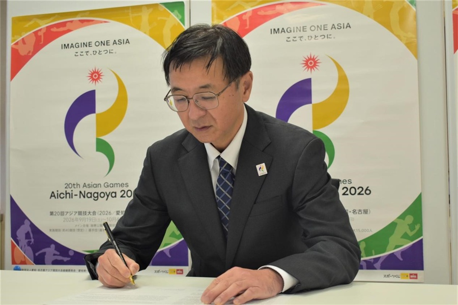 Naruse Kazuhiro, Director General of AINAGOC, signs the MOU.