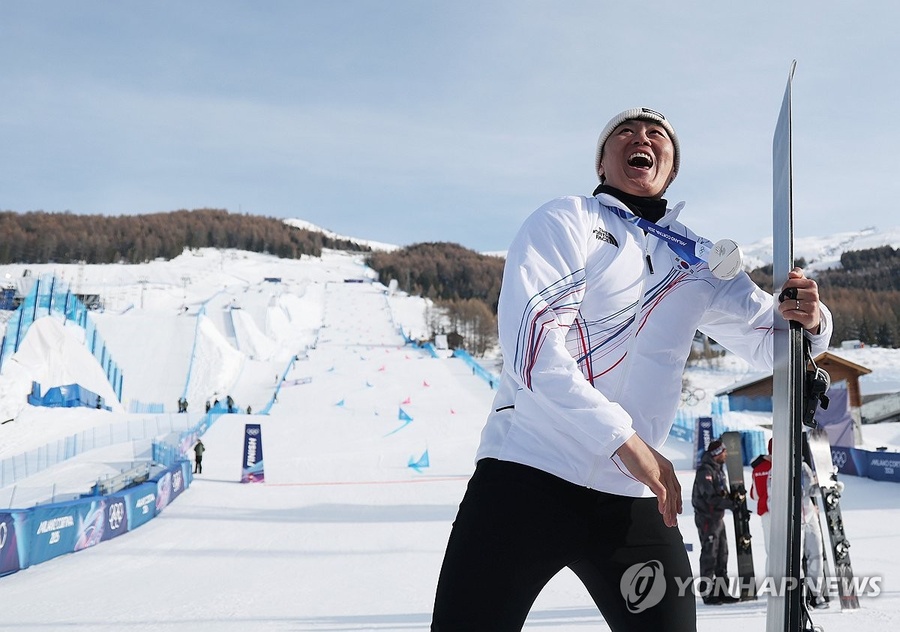 Kim Sang-kyum celebrates after winning the silver medal in the men's parallel giant slalom snowboard event. (Photo: Yonhap)