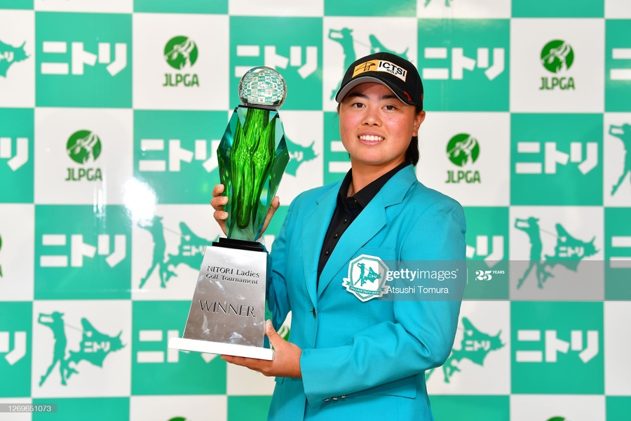 Asian Games champion Yuka Saso with the Nitori Ladies Golf Tournament trophy.  ©   Getty Images