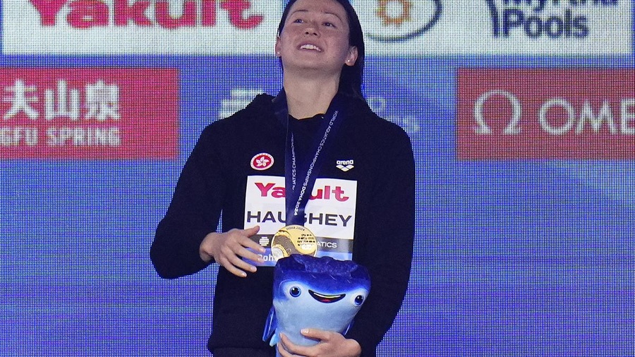 Siobhan Haughey of Hong Kong, China shows off her gold medal at the Aspire Dome (Photo: AP)