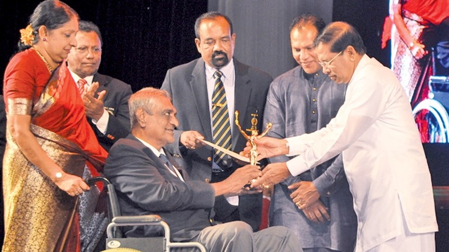 Ranjit Weerasena receiving his Lifetime Achievement Award at the 2016 Presidential Sports Award. © Daily News