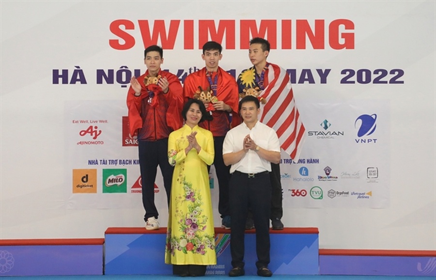Vietnamese swimmer Nguyễn Huy Hoàng receives his 800m freestyle gold medal on Thursday. © VNS/Đoàn Tùng