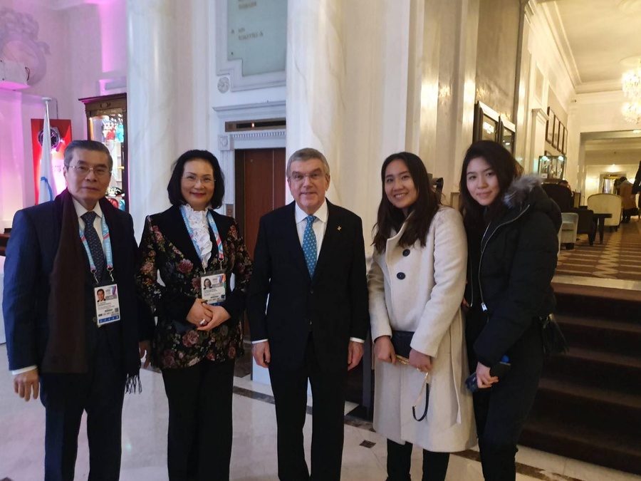 The IOC Member from Thailand, Khunying Patama Leeswadtrakul, is pictured (second from left) with IOC President Thomas Bach (centre). Thirty-six percent of IOC Members are female. © Khunying Patama Leeswadtrakul Facebook