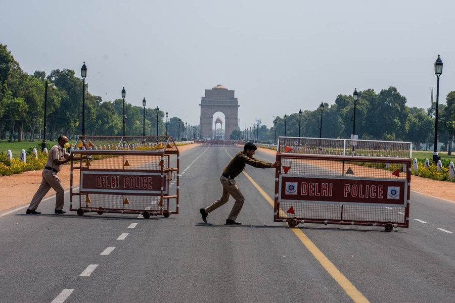 India lockdown - the road leading to New Delhi's historic India Gate. © Getty Images