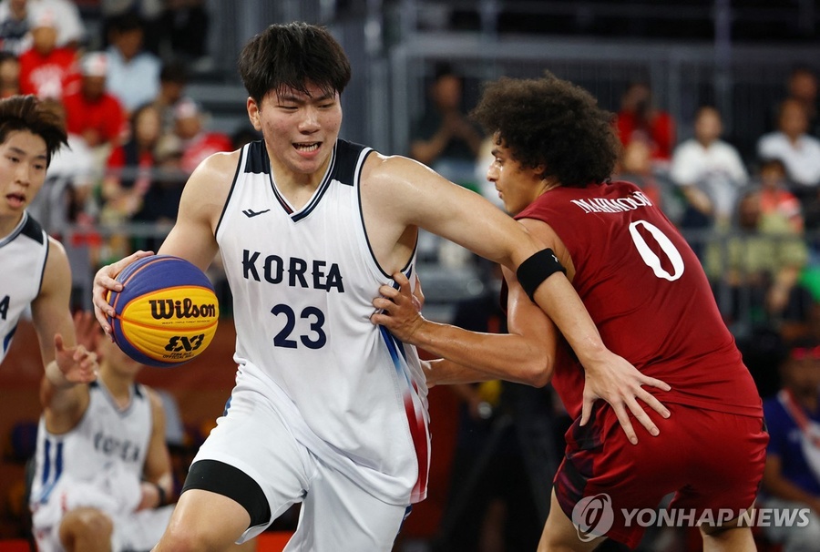 Korea’s Ku Mingyo drives past Nazar Mahmoud of Qatar during the men's 3x3 basketball final. (Photo: Reuters/Yonhap)