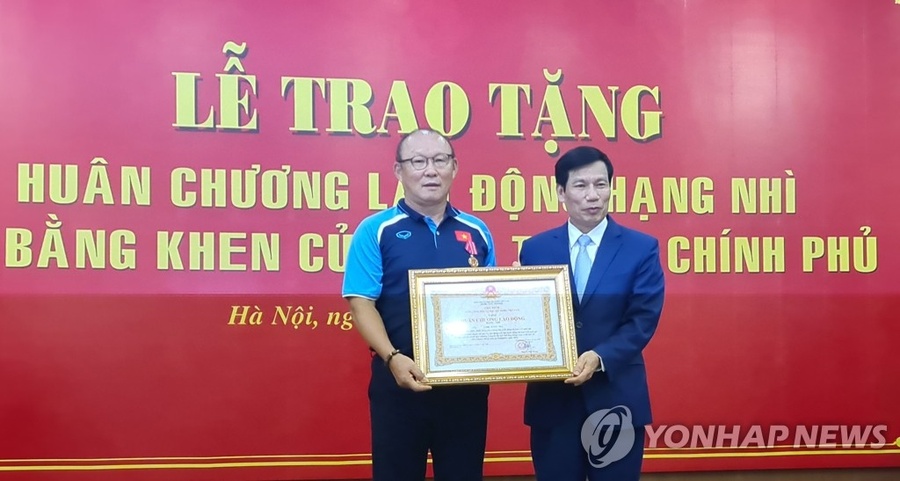 Park Hang-seo receives the second class Order of Labour from the Vietnamese government on August 27, 2020. © Yonhap