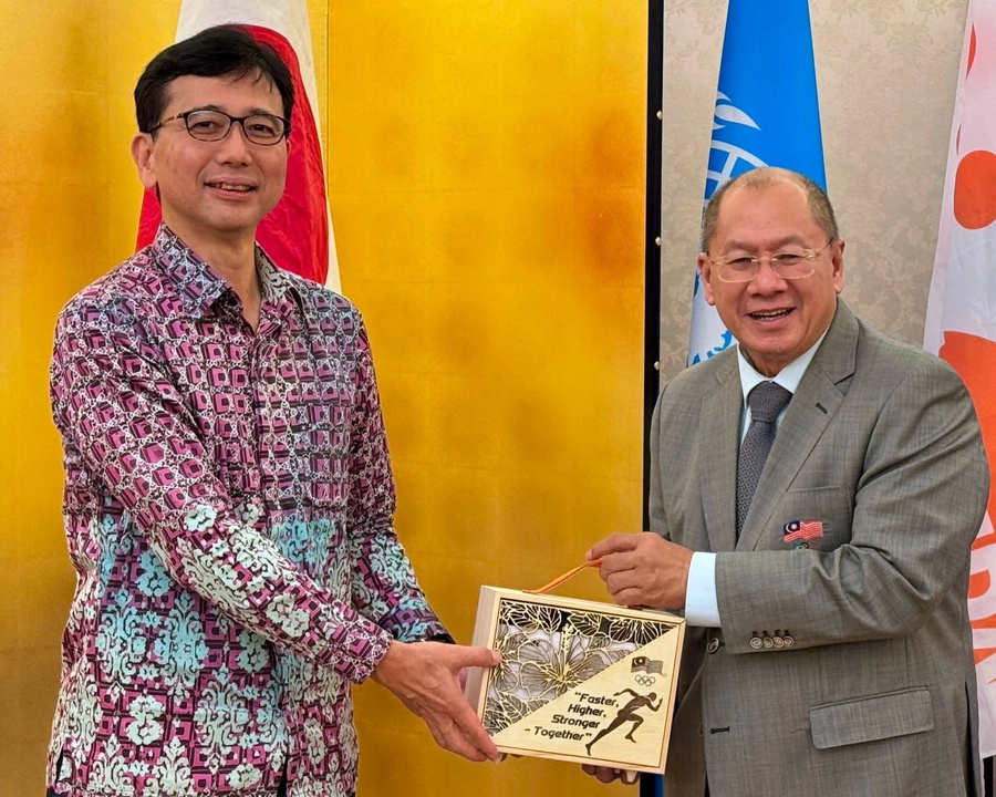 OCM Secretary General Mohd Nasir Ali presents a token of appreciation to the Japanese Ambassador, Noriyuki Shikata. (Photo Credit: Mr. Wan Hor Fong)