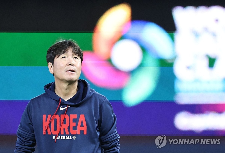 Korea manager Ryu Ji-hyun watches his team during practice. (Photo: Yonhap)
