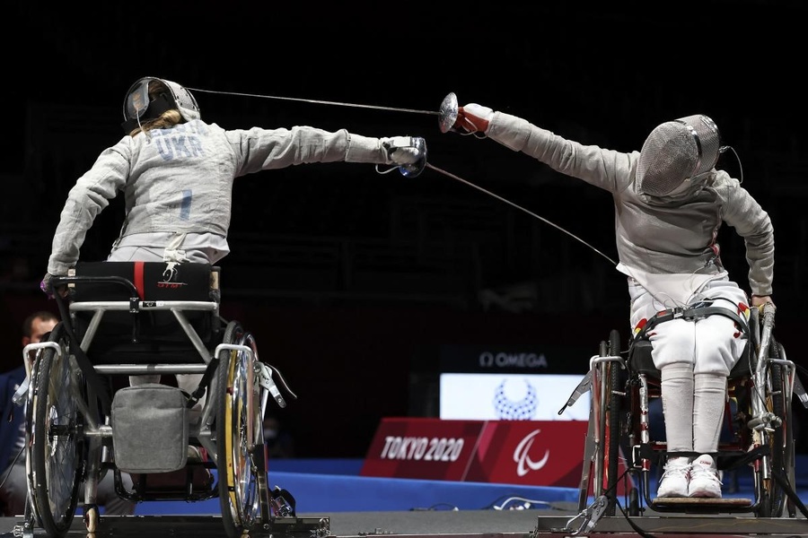 Tan Shumei of China (right) defeats Ukraine's Olena Fedota to win gold in the women's sabre individual category B. © Paralympics.org