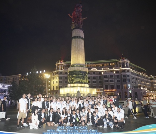Asian youth figure skaters let their hair down in Harbin