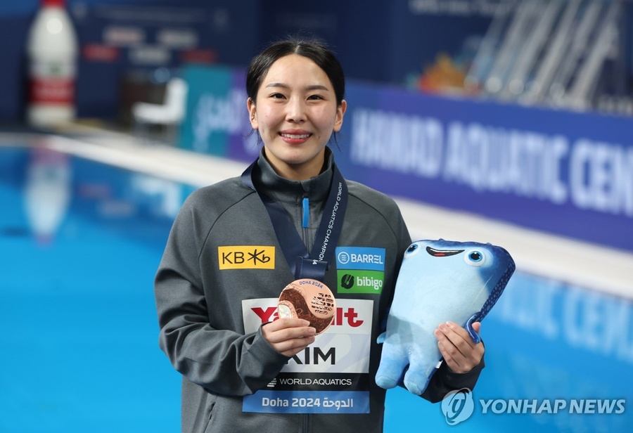 Kim Su-ji shows off the bronze medal from the women’s 3m springboard event on Friday. On Saturday she added mixed synchro 3m springboard bronze with Yi Jae-gyeong. (Photo: Yonhap)