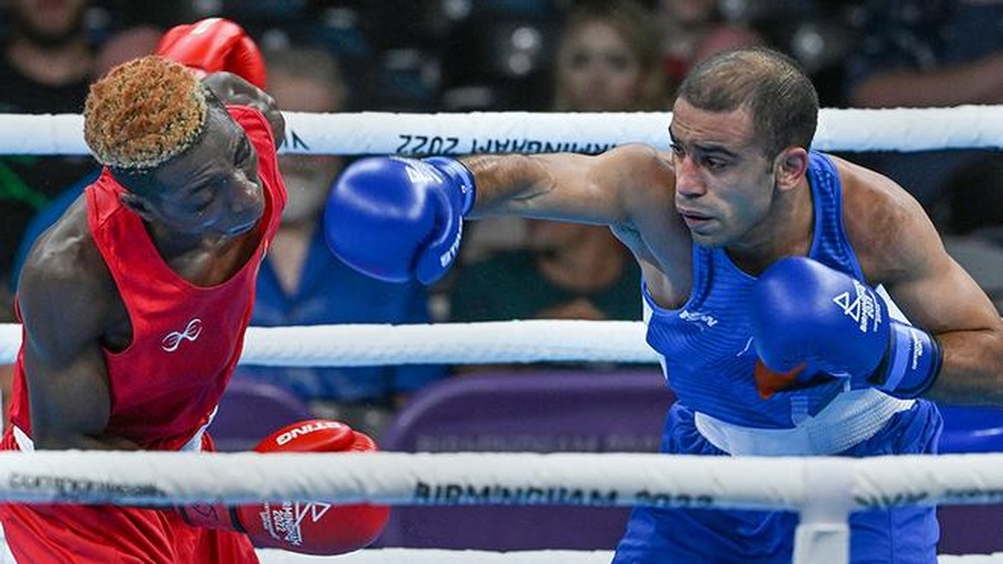 Amit Panghal lands a heavy right to his opponent at the Commonwealth Games 2022 © PTI