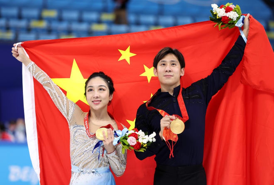 Chinese pair end figure skating competition on golden high