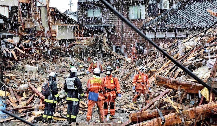 Firefighters search for missing people as it snows in Suzu, Ishikawa Prefecture, on Sunday, January 7. (Photo: Yomiuri Shimbun)