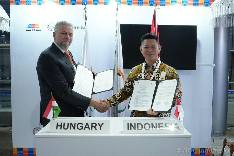 The signing ceremony between Indonesia and Hungary (Photo: NOC Indonesia - Indonesia Olympic Committee)