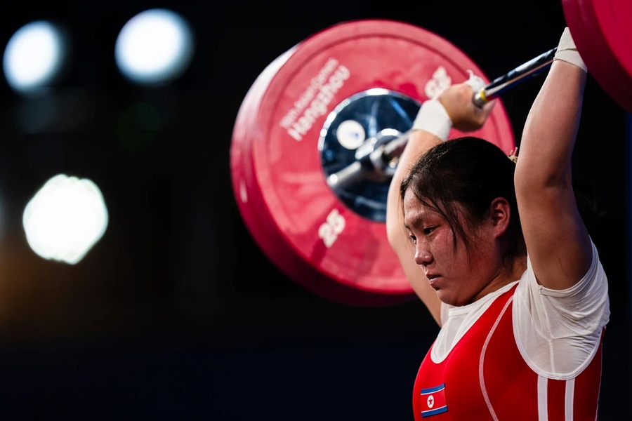 Kim Il Gyong on her way to gold (Photo: The Associated Press)