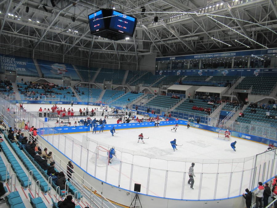 Kazakhstan (in blue) shake hands with Austria after their game on Sunday. Austria won 9-8. (Photo: OCA)  Gangneung Hockey Centre is divided into two rinks for the 3-on-3 hockey. (Photo: OCA)