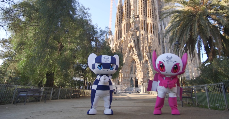 The Tokyo 2020 mascots visit Barcelona to promote the Olympic Games. © Tokyo 2020