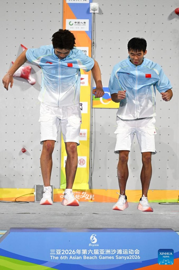 China's Zhao Yicheng (left) and Long Jianguo react during the awarding ceremony for the men's relay of sport climbing (speed) at the 6th Asian Beach Games on Wednesday, April 29. (Photo: Xinhua/Wei Hai)