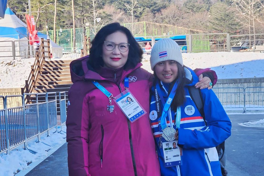 Winter YOG silver medal-winner Agnese Campeol of Thailand is embraced by Thailand's IOC Member Khunying Patama Leeswadtrakul (Photo: Bangkok Post)