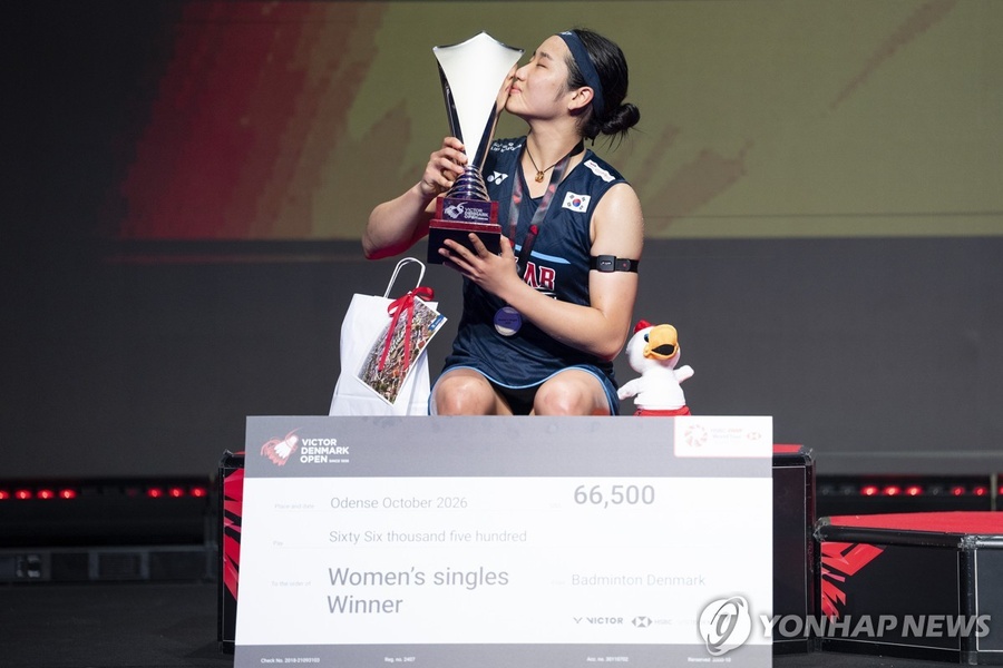 An Se-young kisses the trophy after winning the women's singles title at the Denmark Open on October 18, 2026, in this EPA photo. (Yonhap)